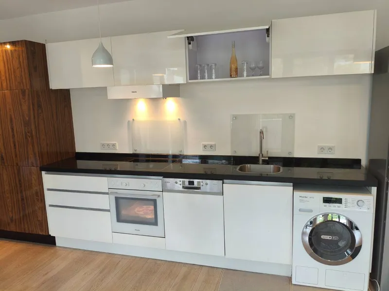Helle Designwohnung mit grossem Balkon in Friedrichshain - befristet bis 7/2028 — photo 1